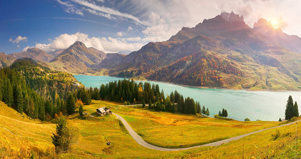 Lac de Roselend en Auvergne-Rhône-Alpes en automne