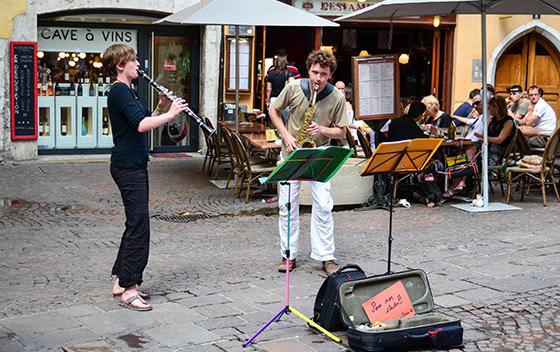 Jeunes musiciens qui jouent de la musique dans la rue lors d'un festival à Annecy