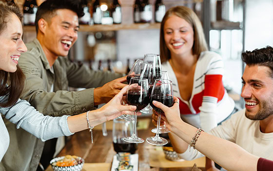 Des amis qui trinquent lors d'une dégustation de vin