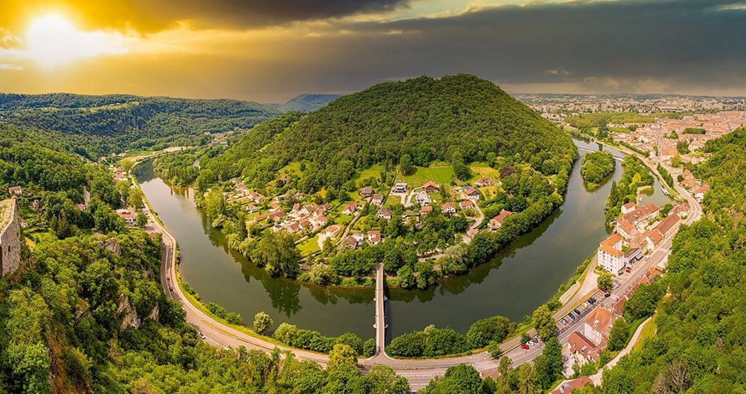 Vue panoramique sur le Doubs depuis la citadelle de Besançon, en Bourgogne Franche-Comté