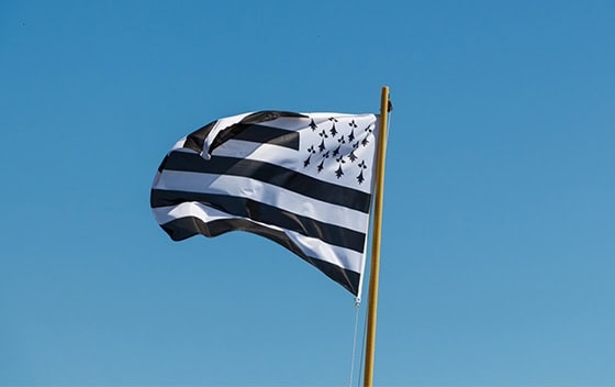 Drapeau breton qui flotte devant le ciel bleu