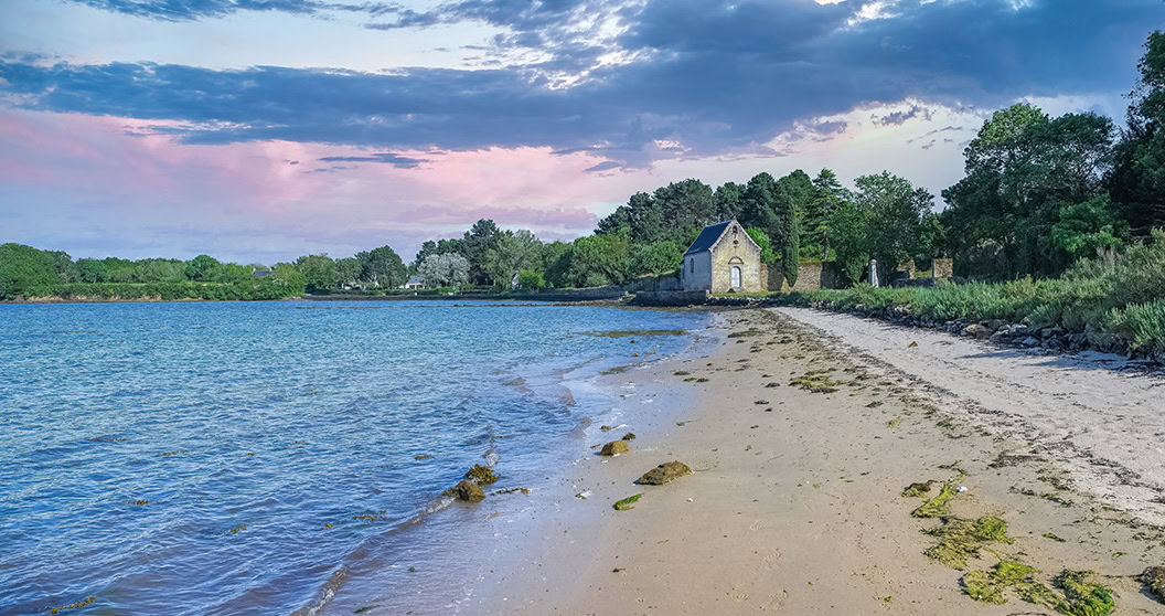 La chapelle du village sur l'île aux Moines dans le golfe du Morbihan
