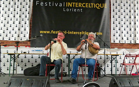 Deux musiciens qui jouent une musique traditionnelle bretonne
