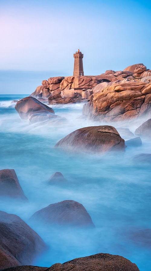 Phare de Ploumanac'h en Bretagne, côte atlantique française