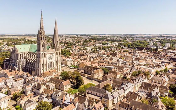 Panorama du vieux quartier de Chartres et de la Cathédrale Notre-Dame de Chartres