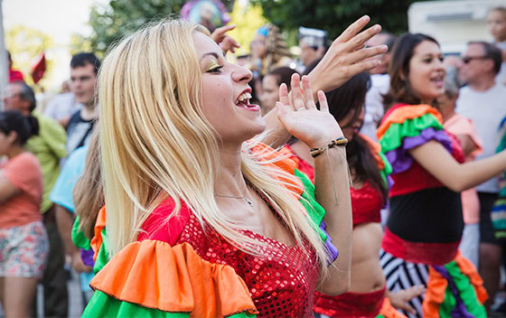 Danseuse en costume lors du Carnaval d'Ajaccio