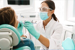Une dentiste soigne sa patiente