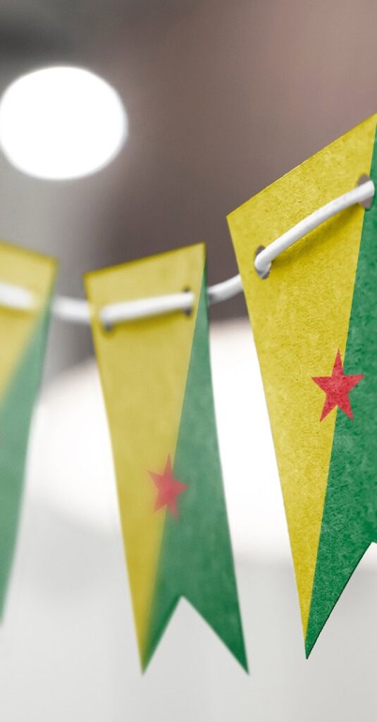 Une guirlande de drapeaux nationaux de Guyane française