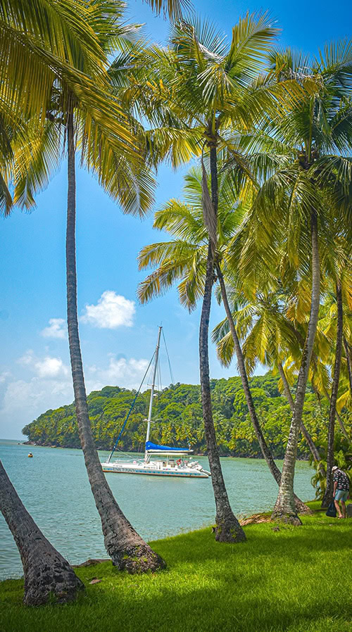 Vue de l'île du Diable depuis l'île Royale, avec un yacht