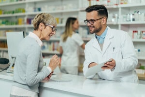 Pharmacien qui conseille une patiente