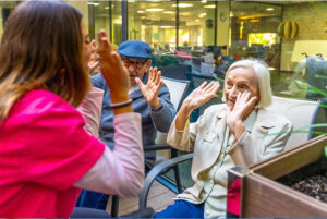 Psychomotricienne avec deux patients âgés
