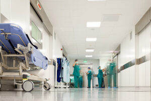 Hall de l'hôpital avec des professionnels de santé