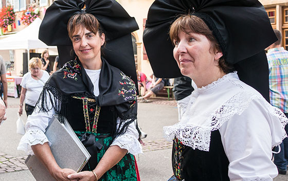 Femmes en costume traditionnel alsacien