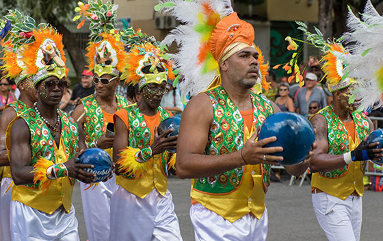 Musiciens en costume traditionnel pour la parade du carnaval de Guadeloupe