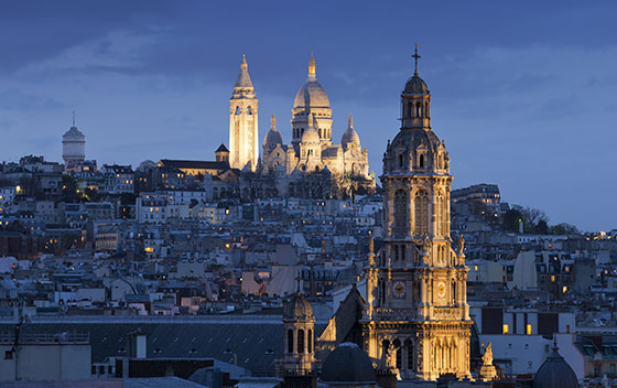 La basilique du Sacré-Coeur à Montmartre éclairée, de nuit
