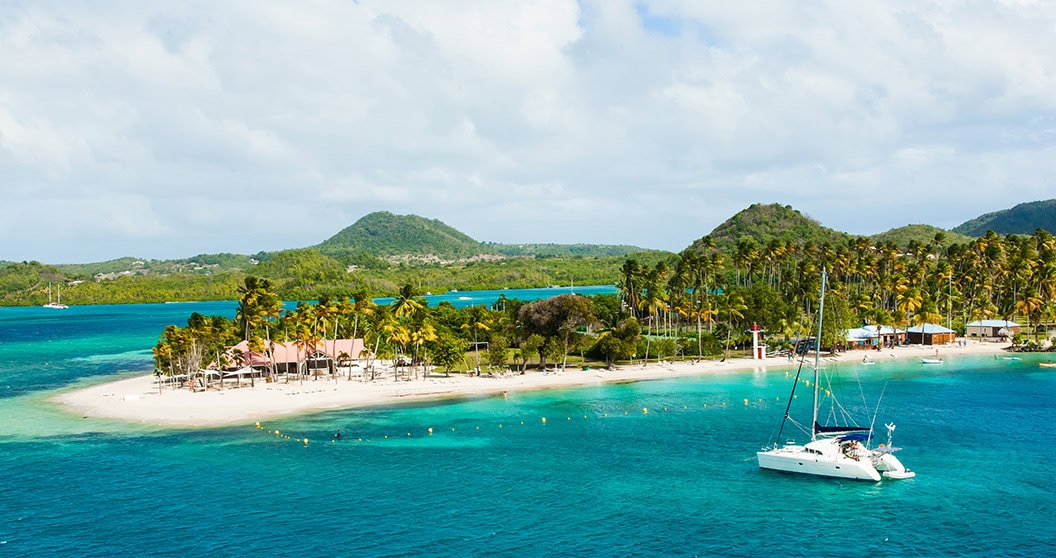 La côte de l'île de Martinique dans les Caraïbes. Yachts, palmiers, plages et eau turquoise.
