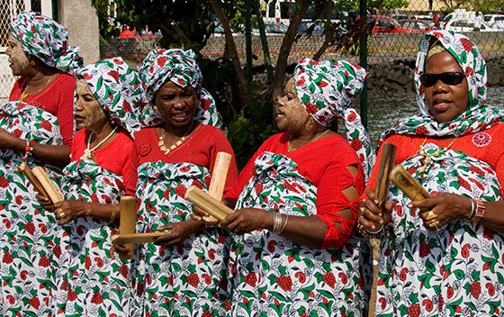 Femmes comoriennes en Mayotte qui chantent, maquillées et en tenues traditionnelles