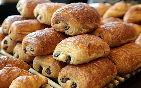 Pile de pains au chocolat