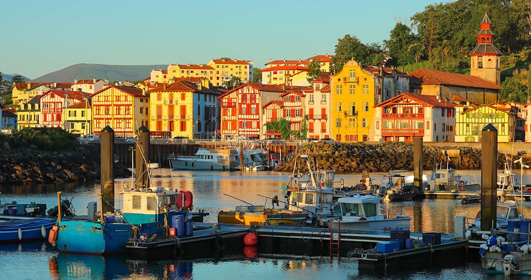 Maisons basques traditionnelles à colombage dans le port de Saint-Jean-de-Luz