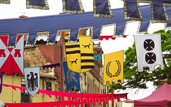 Bannières et décorations médiévales