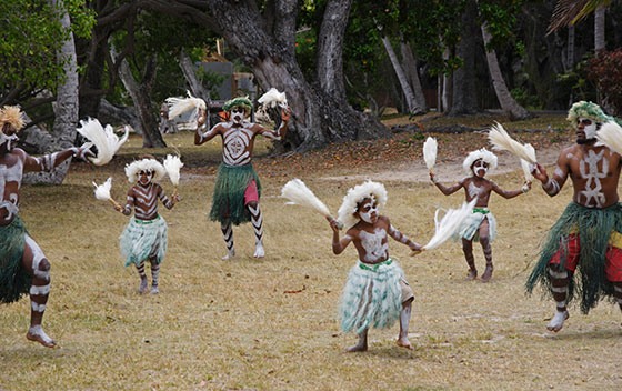 Hommes et enfants mélanésiens jouant de la danse traditionnelle
