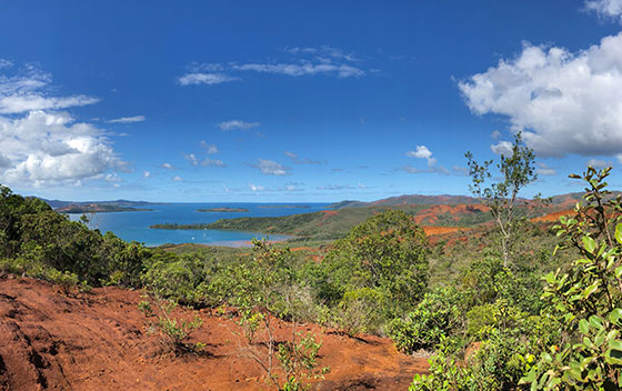 Baie de Prony avec terre, mer et nature verdoyante