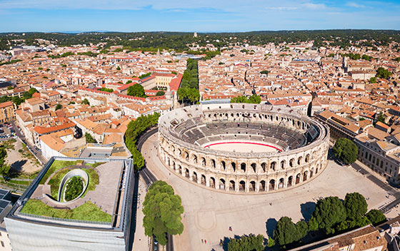 Vue panoramique aérienne de Nîmes et des arènes