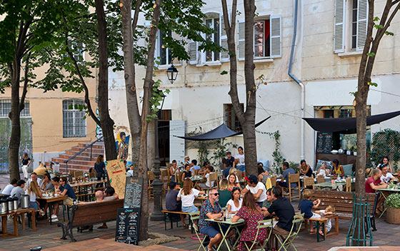 Des marseillais prennent une pause en terrasse dans le vieux quartier de Marseille