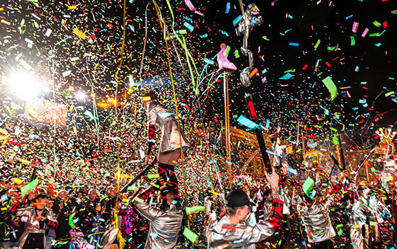 Jets de confetti lors du carnaval de Nice