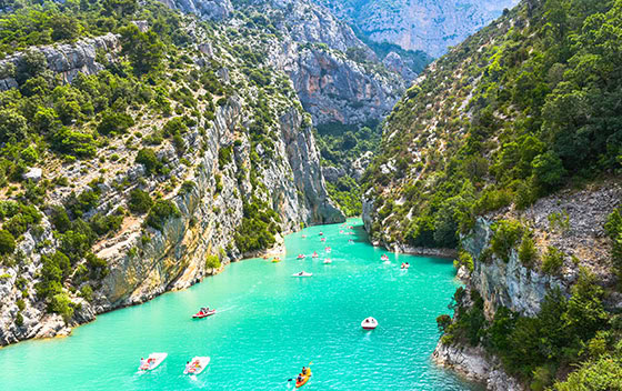 Vue sur les rochers de falaise des gorges du Verdon