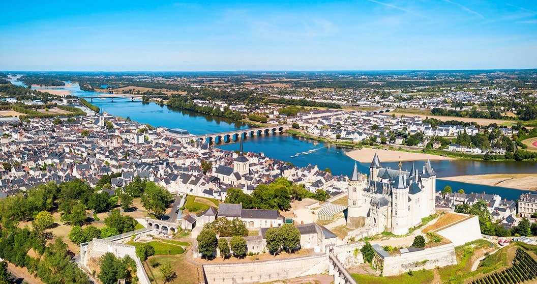 Vue panoramique aérienne de la ville de Saumur
