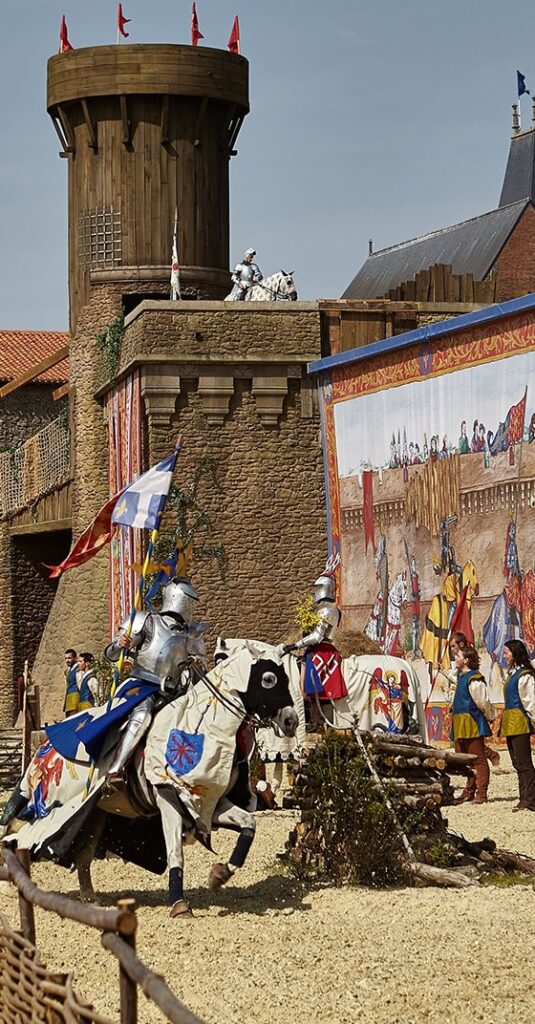Performances de chevaliers et chevaux au Puy du Fou