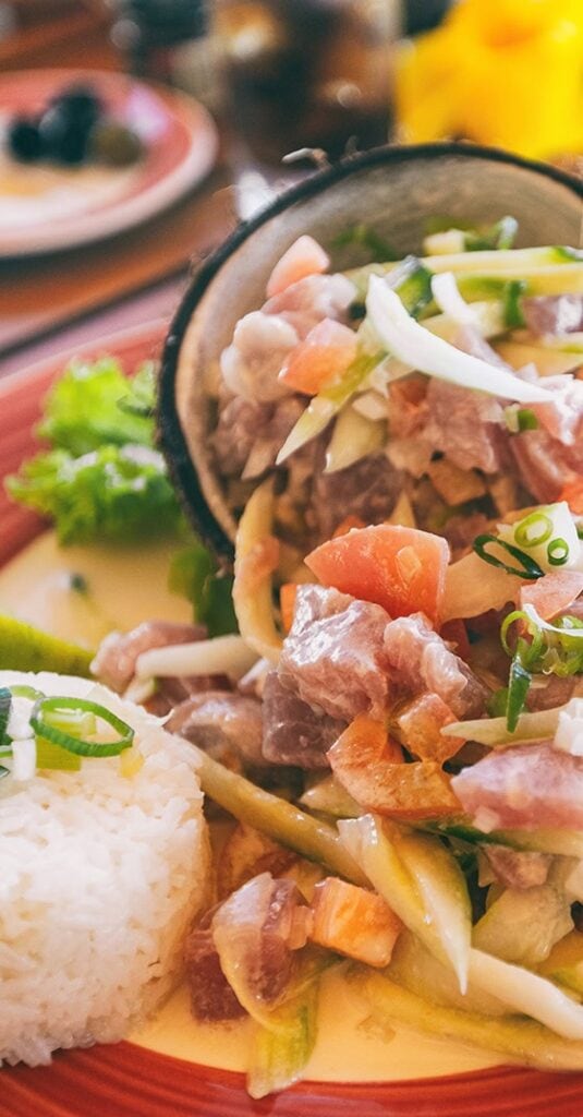 Vue de dessus du repas du restaurant de l'hôtel à Bora Bora : salade de poisson cru tahitien