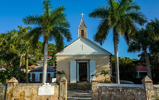 Eglise entre des palmiers à Saint-Barth