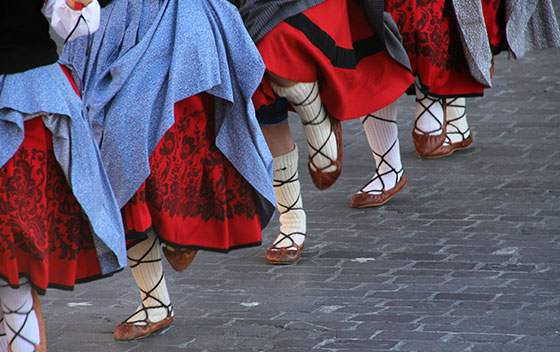 Danse traditionnelle durant la fête basque