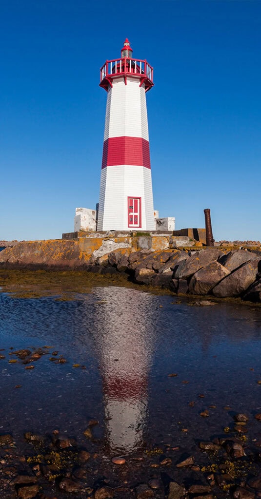 Phare rouge et blanc à Saint-Pierre